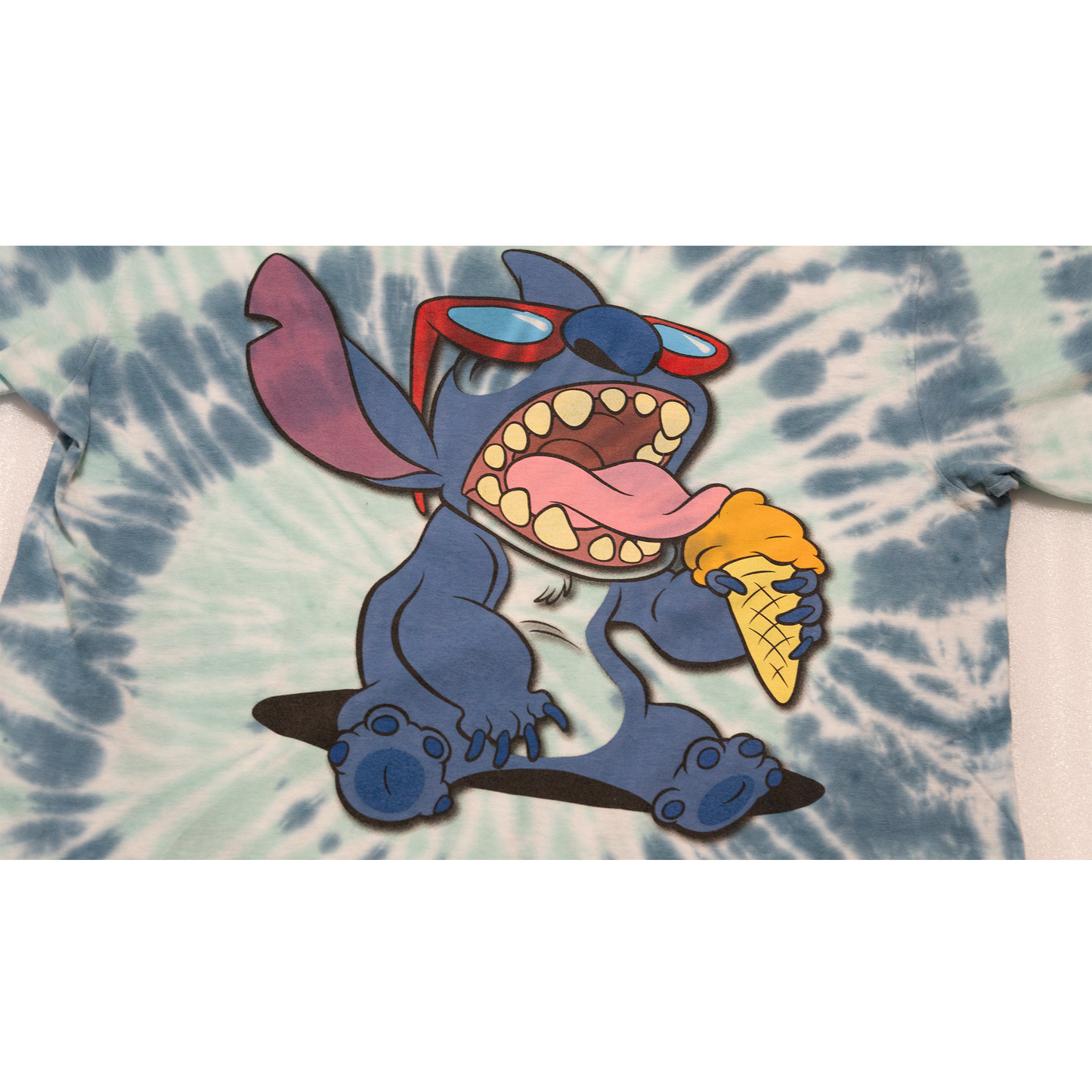 今が旬?スティッチのアイスをガブりタイダイTシャツ