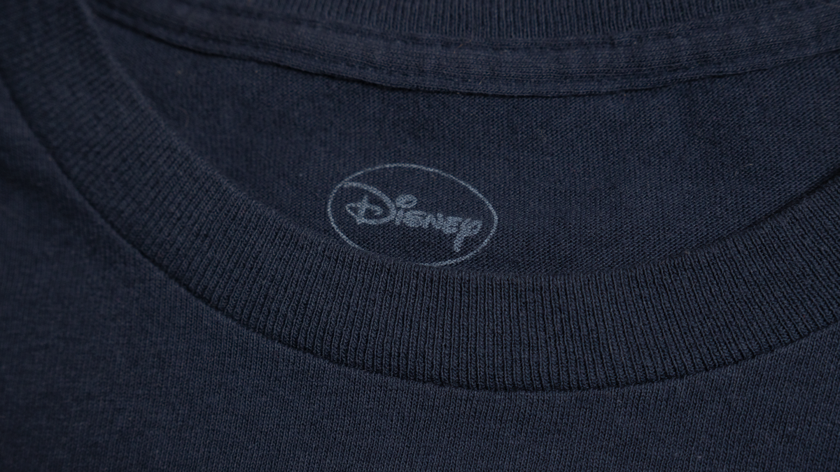 Disney 楕円ロゴ ネイビーティー商品写真(タグ単体の切り抜きではない)