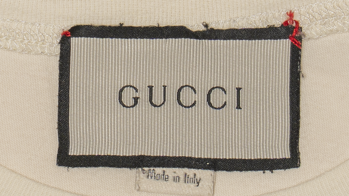 GUCCI ラベル(ネック周りの商品写真、タグ単体の切り抜きではない)