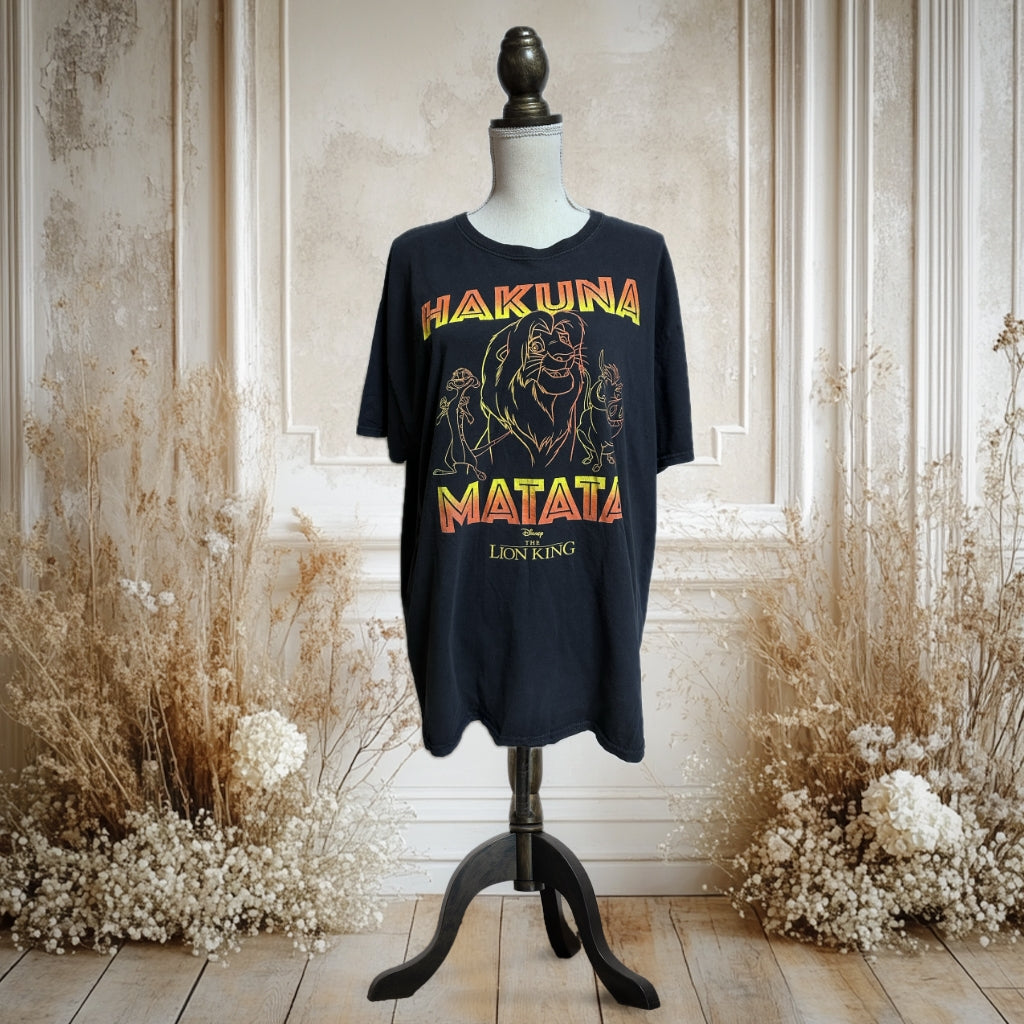 ”HAKUNA MATATA”なライオンキングTシャツ