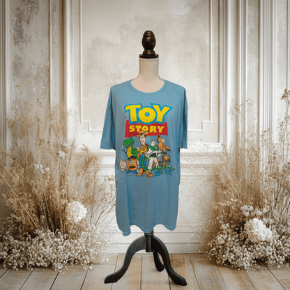 トイストーリーのキャラクターがプリントされた青いTシャツがディスプレイされている画像