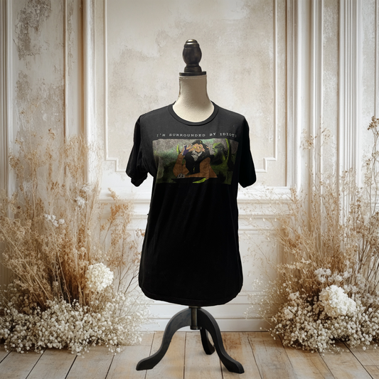 おバカに囲まれてやれやれなスカーTシャツ