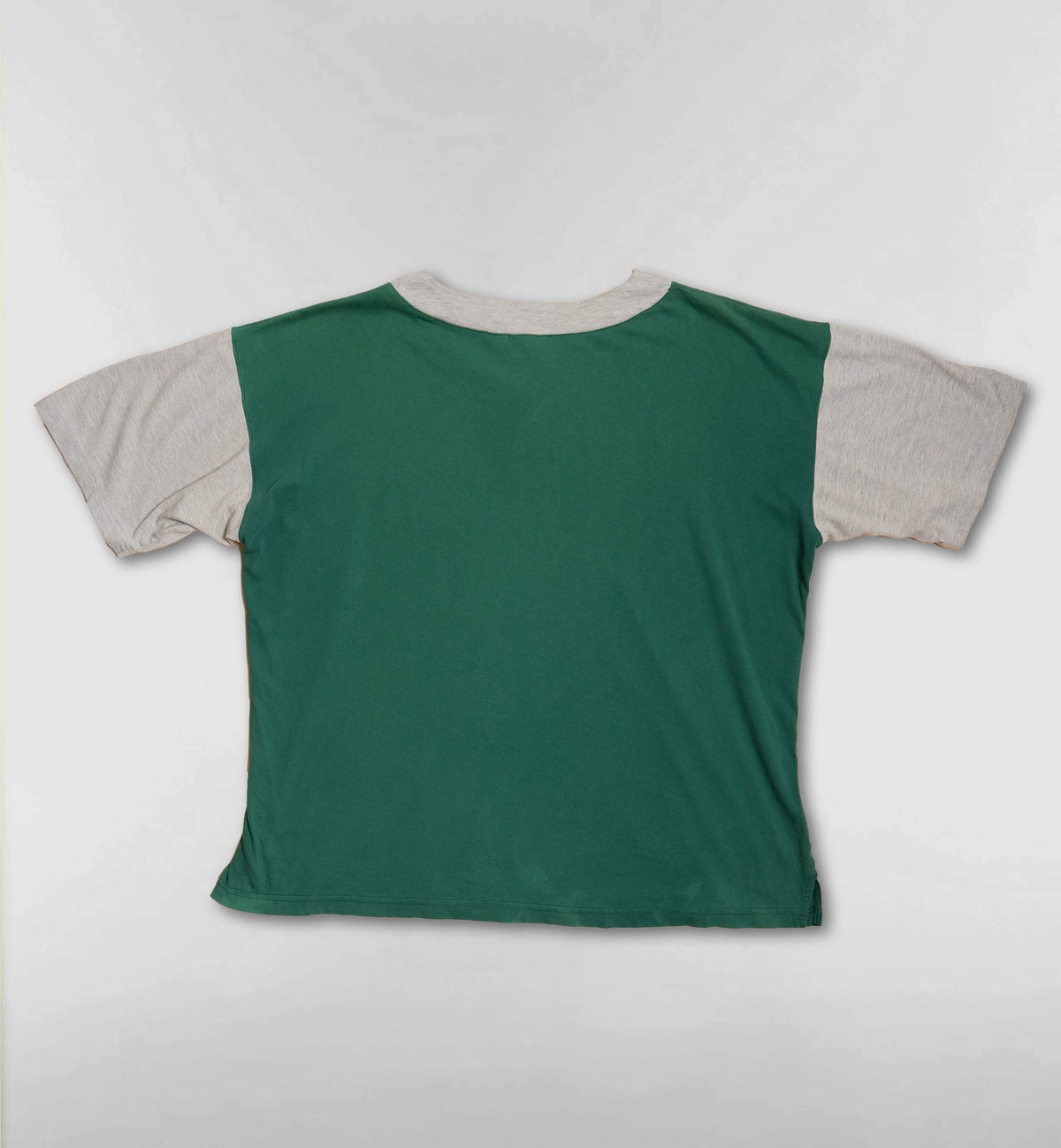 ミッキーの刺繍切り替えヘンリーネックTシャツ【グリーン×グレー】