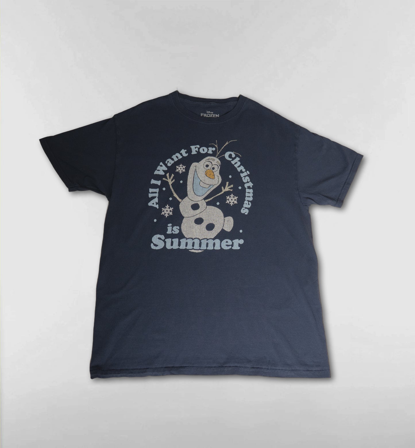 オラフのALL I WANT FOR CHRISTMAS IS SUMMERTシャツ【ネイビー】