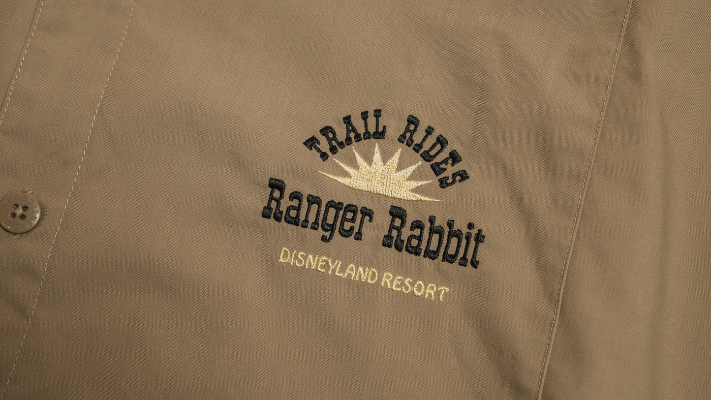 Disneyland Resort トレイルライド カーキ半袖シャツ 胸刺繍アップ