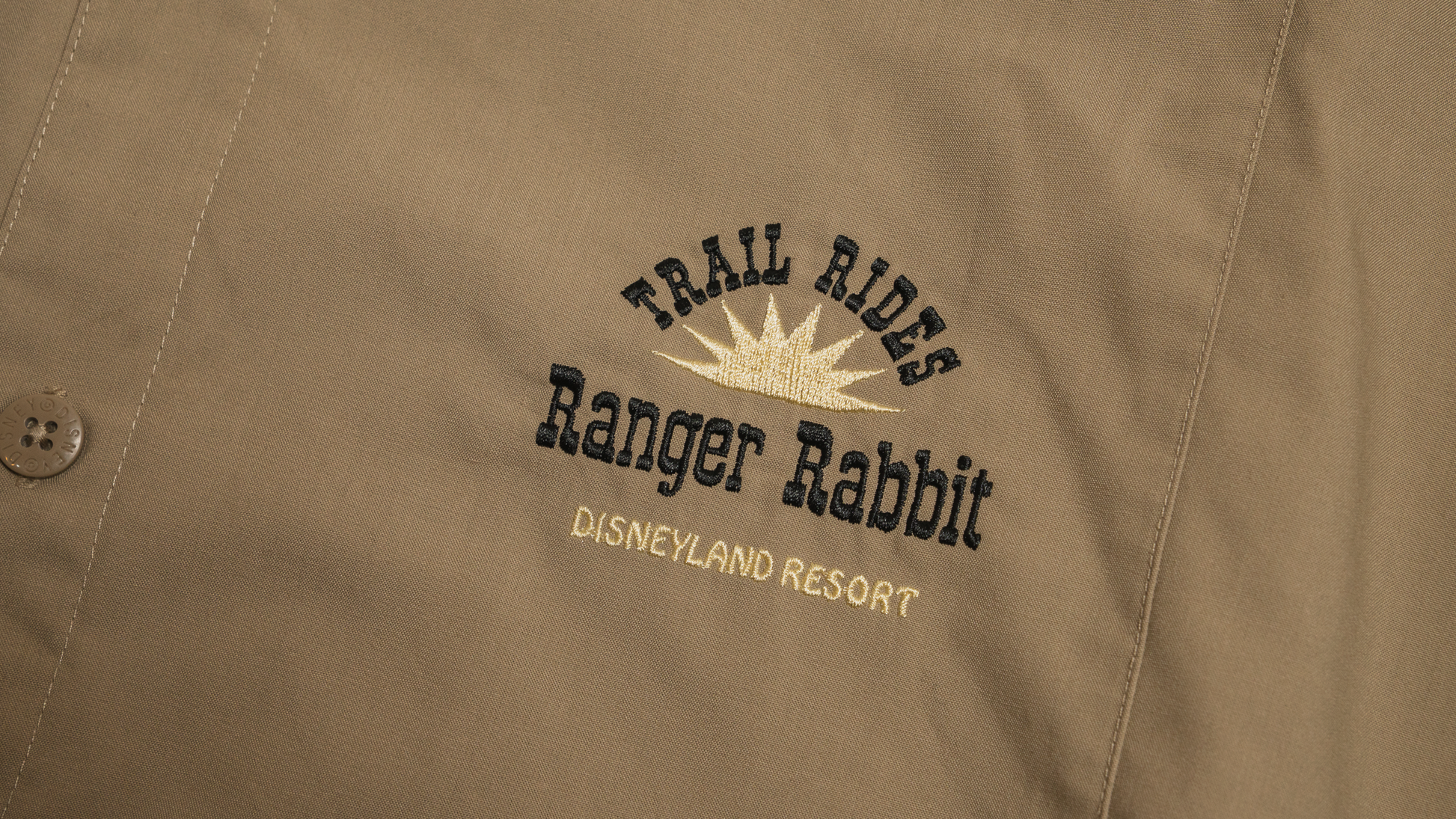Disneyland Resort トレイルライド カーキ半袖シャツ 胸刺繍アップ
