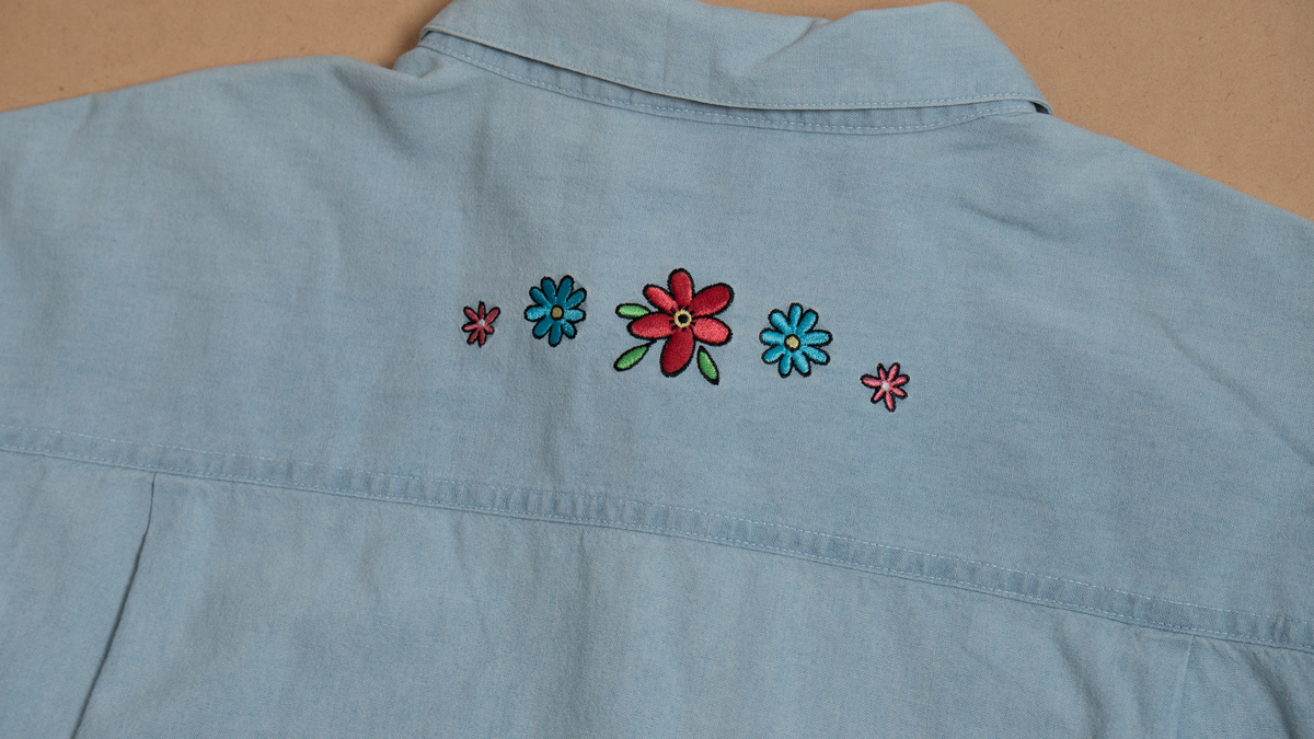 プーさん＆フレンズの刺繍シャンブレーシャツ【ライトブルー】