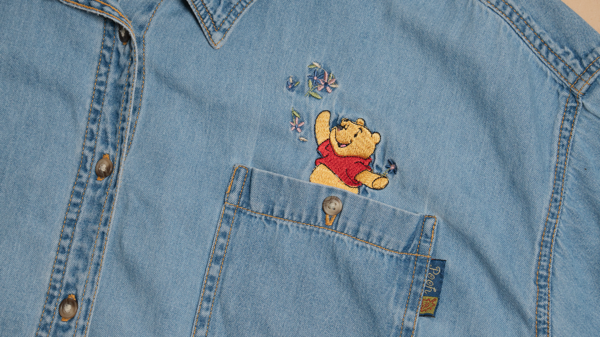 プーさんの刺繍オーバサイズシャツ【ライトブルー】