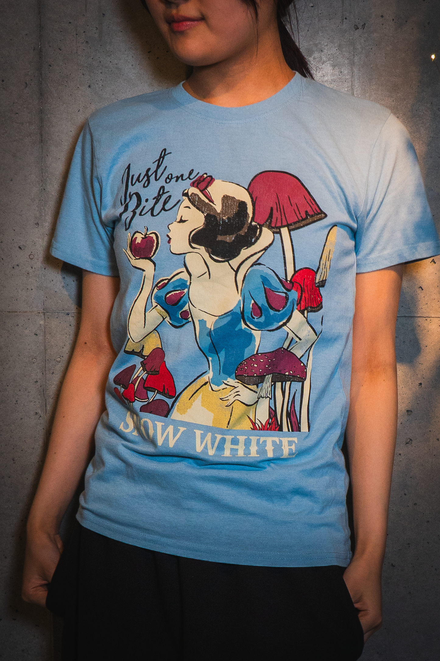 白雪姫「Just One Bite」プリントTシャツ – EverAstar【ディズニー
