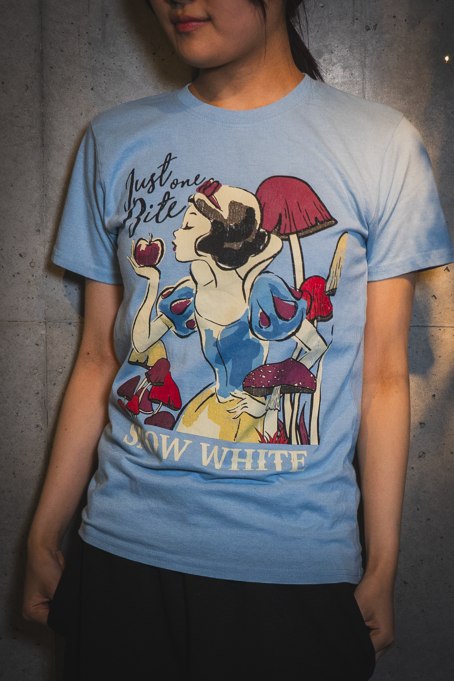 白雪姫「Just One Bite」プリントTシャツ – EverAstar【ディズニー