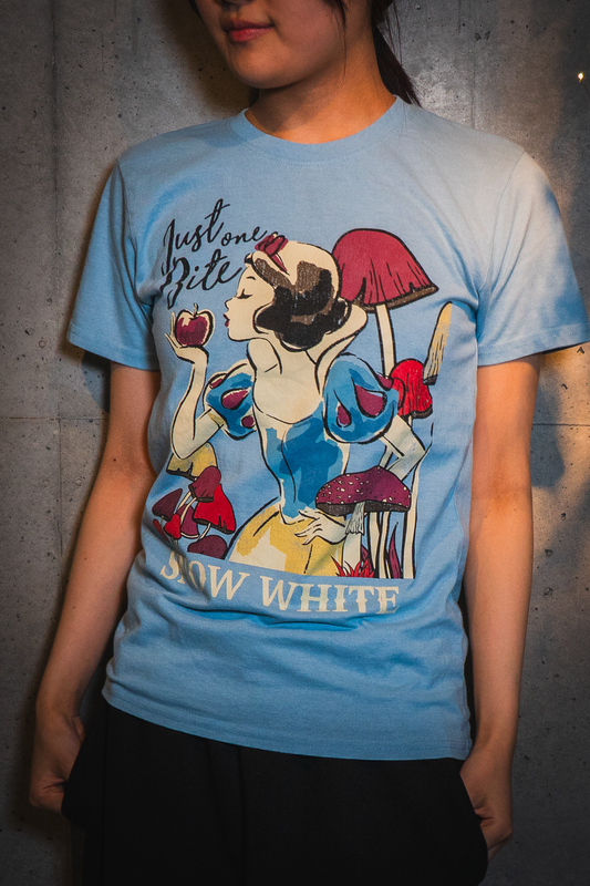 白雪姫「Just One Bite」プリントTシャツ