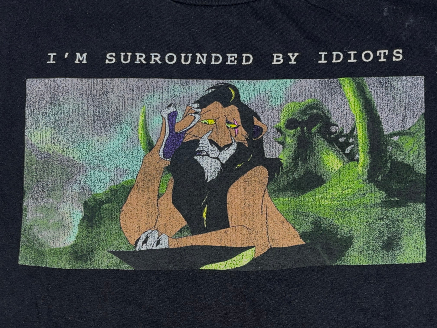 おバカに囲まれてやれやれなスカーTシャツ