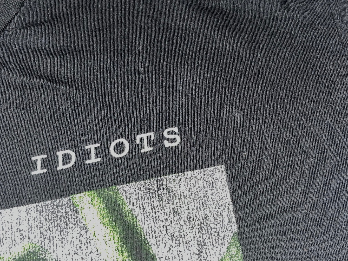 おバカに囲まれてやれやれなスカーTシャツ