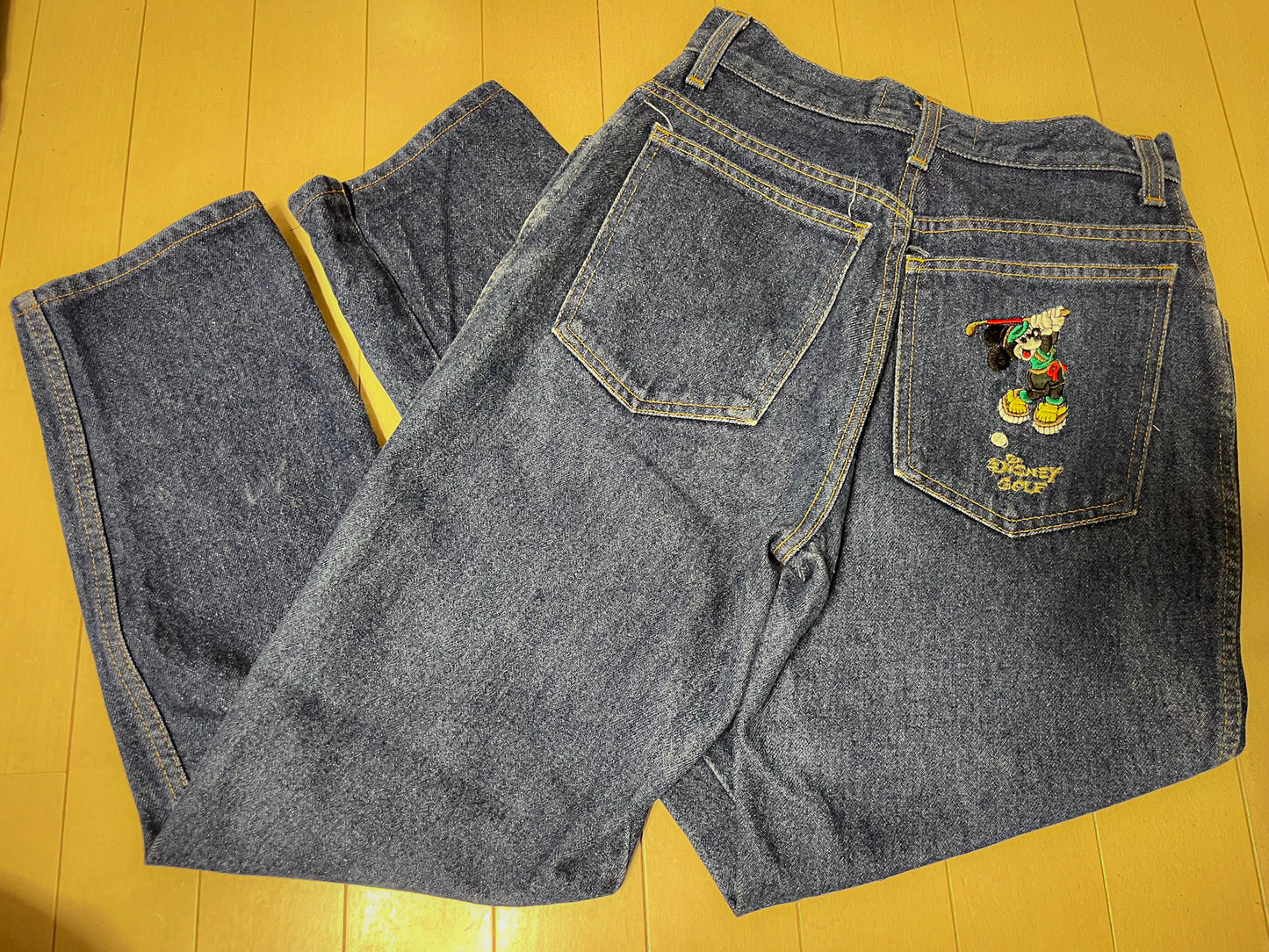 ミッキーの刺繍デニムパンツ