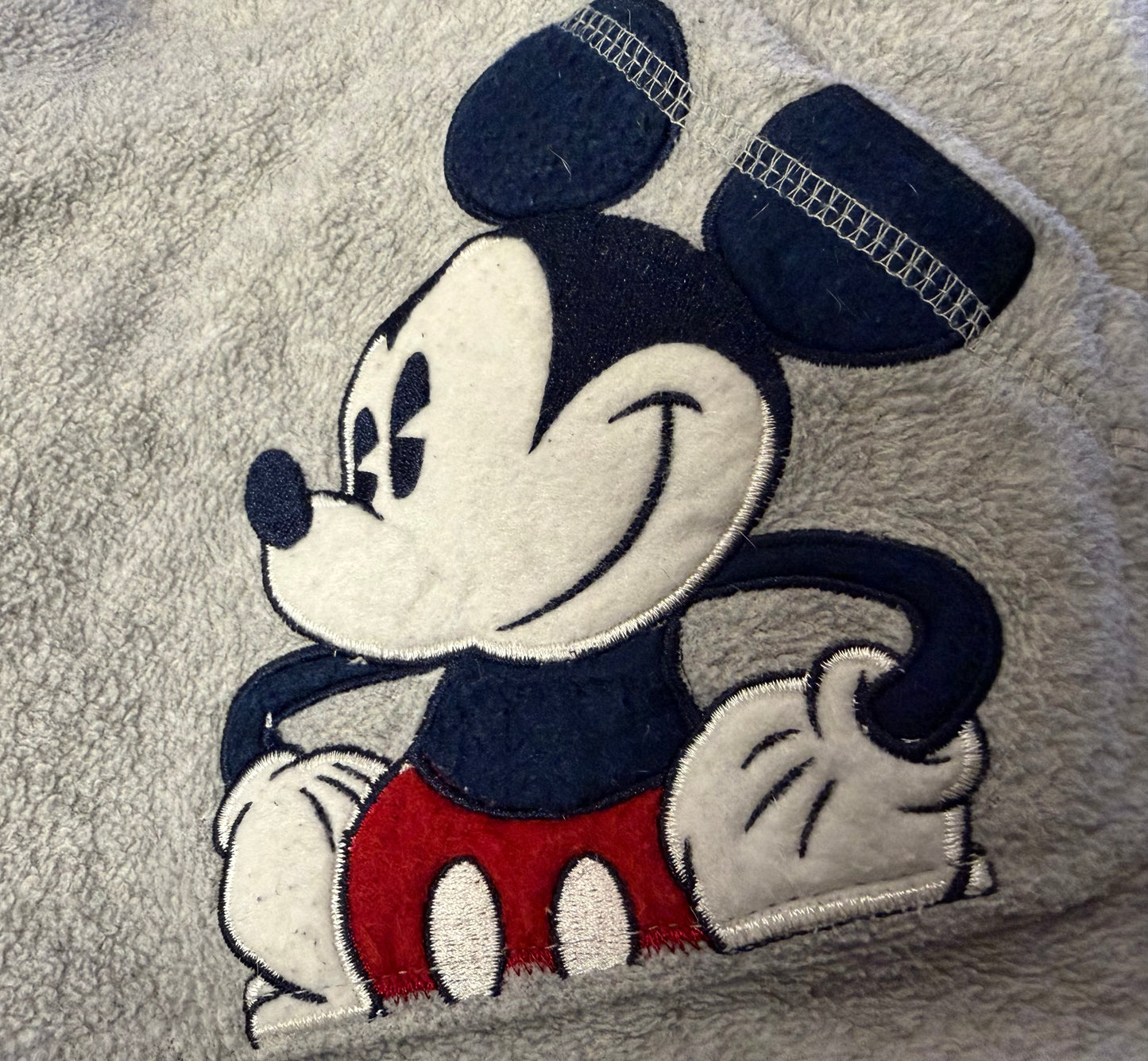 ミッキーの刺繍ハーフジップパーカー