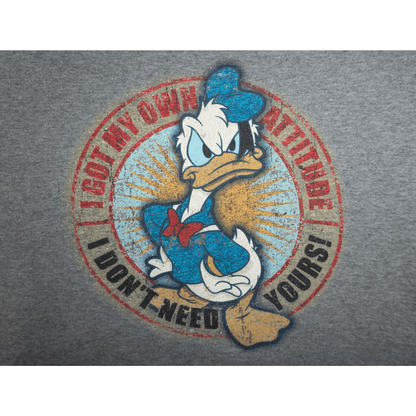 グレーロンTシャツにプリントされた不機嫌なドナルドダックのデザインとメッセージ