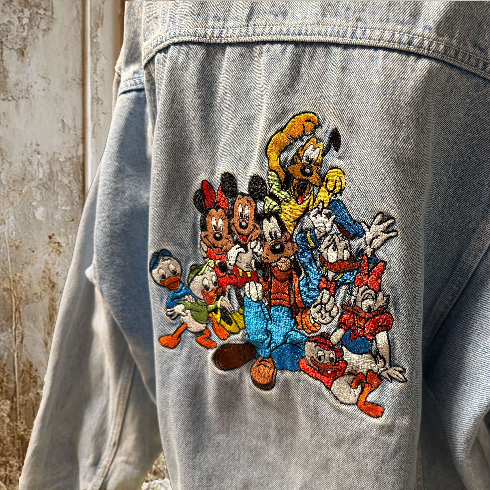ミッキーフレンズバック刺繍デニムジャケット【90's】 – EverAstar ミッキーフレンズバック刺繍デニムジャケット【90's】 – EverAstar