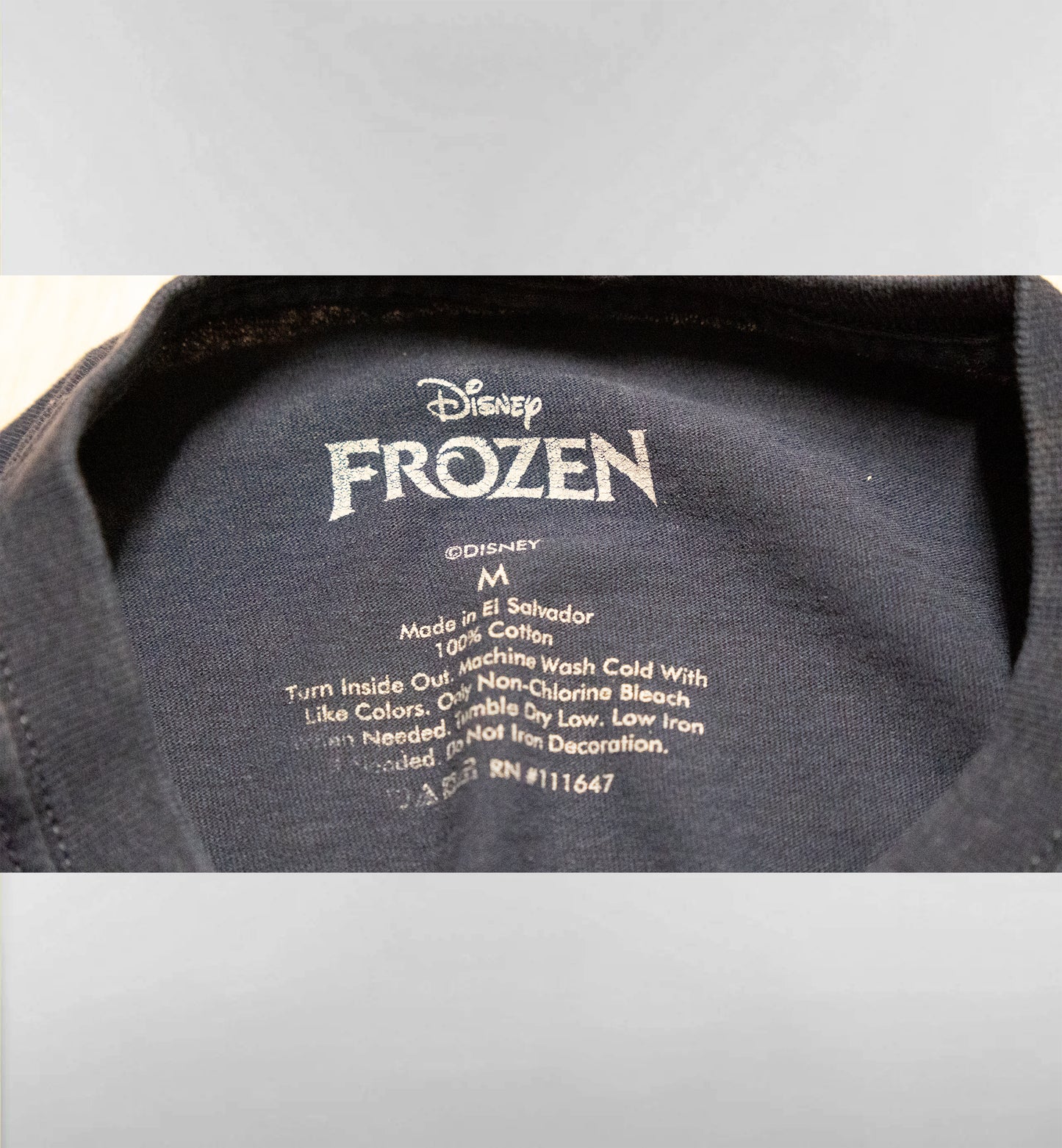 オラフのALL I WANT FOR CHRISTMAS IS SUMMERTシャツ【ネイビー】