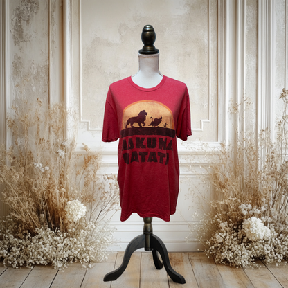 ハクナマタタなシルエット！色褪せレッドTシャツ