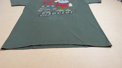 先生の「Trust Me I'm a Doctor」Tシャツ【カーキ】