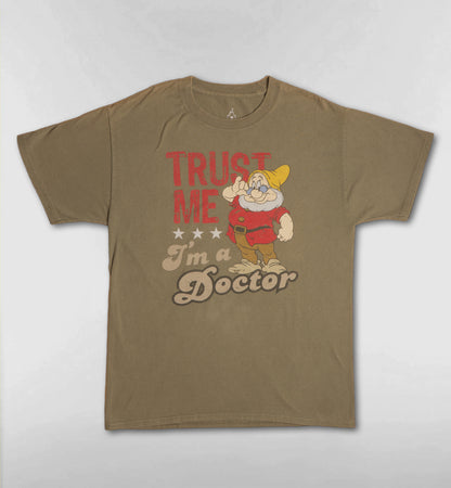 先生の「Trust Me I'm a Doctor」Tシャツ【カーキ】