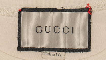 GUCCI ラベル（ネック周りの商品写真、タグ単体の切り抜きではない）