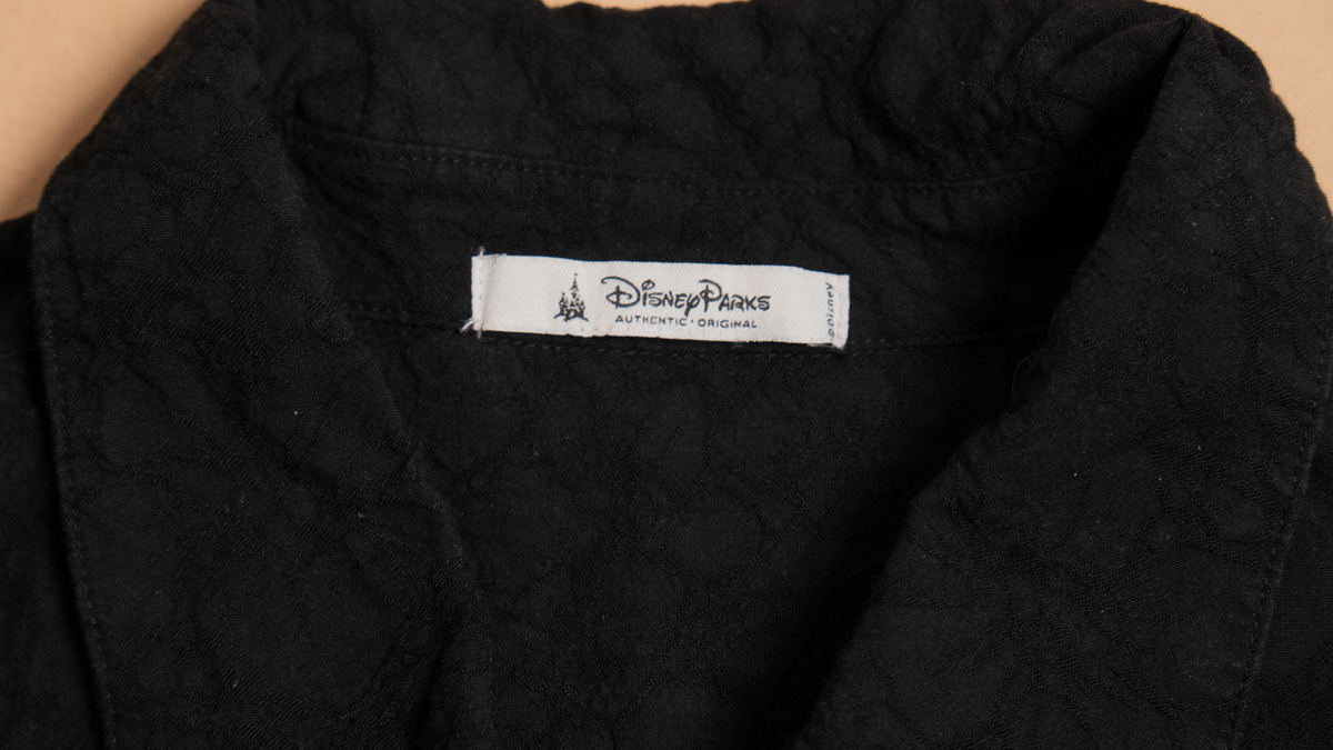 Mickey in Paradise 刺繍アロハシャツ【ブラック】 タグ（Disney Parks）