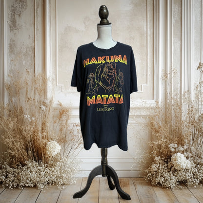 ”HAKUNA MATATA”なライオンキングTシャツ
