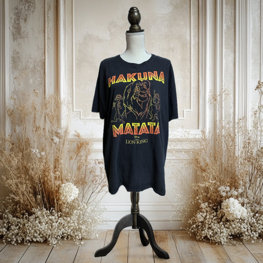 ”HAKUNA MATATA”なライオンキングTシャツ